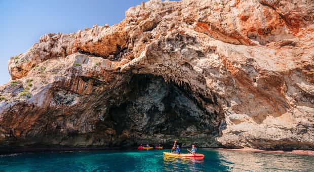 Kayaktour Cala Varques: Meereshöhlen & Schnorcheln