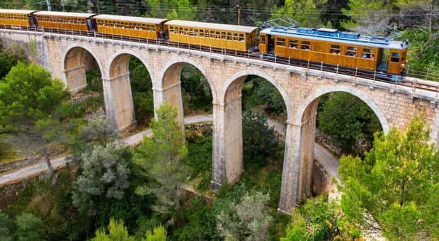 Die ganze Insel: Zug, Straßenbahn, Boot und Lluc