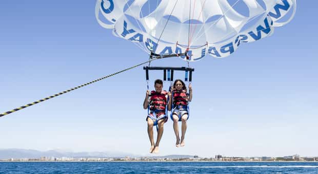 Parasailing in der Bucht von Palma
