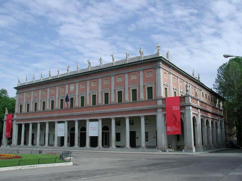 Reggio Emilia: tour guidato nella città della bandiera italiana - 2026 ...