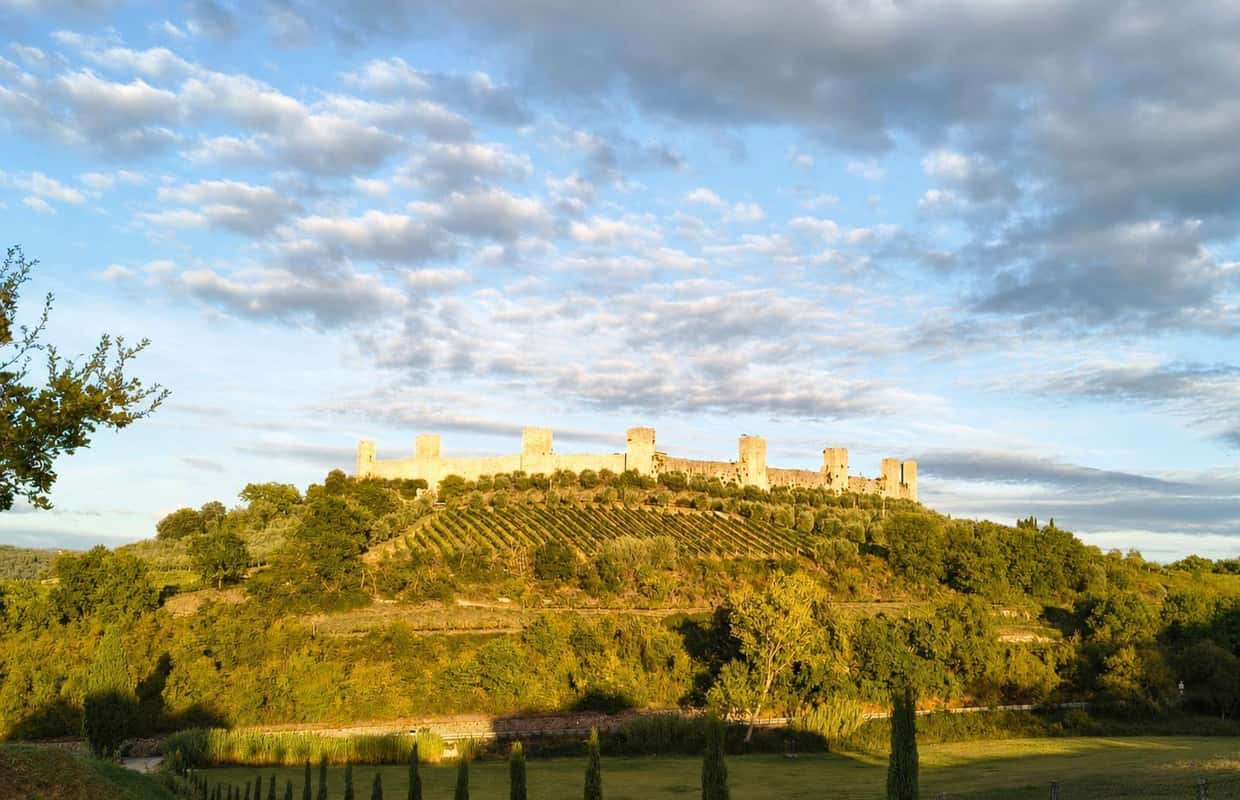 Monteriggioni: Guided tour of medieval walls and towers with Abbadia a ...