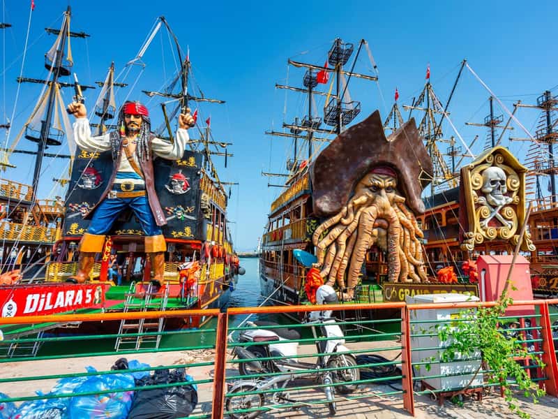 Alanya: Luxury Pirate Boat w/Transfer, Lunch & Soft Drinks