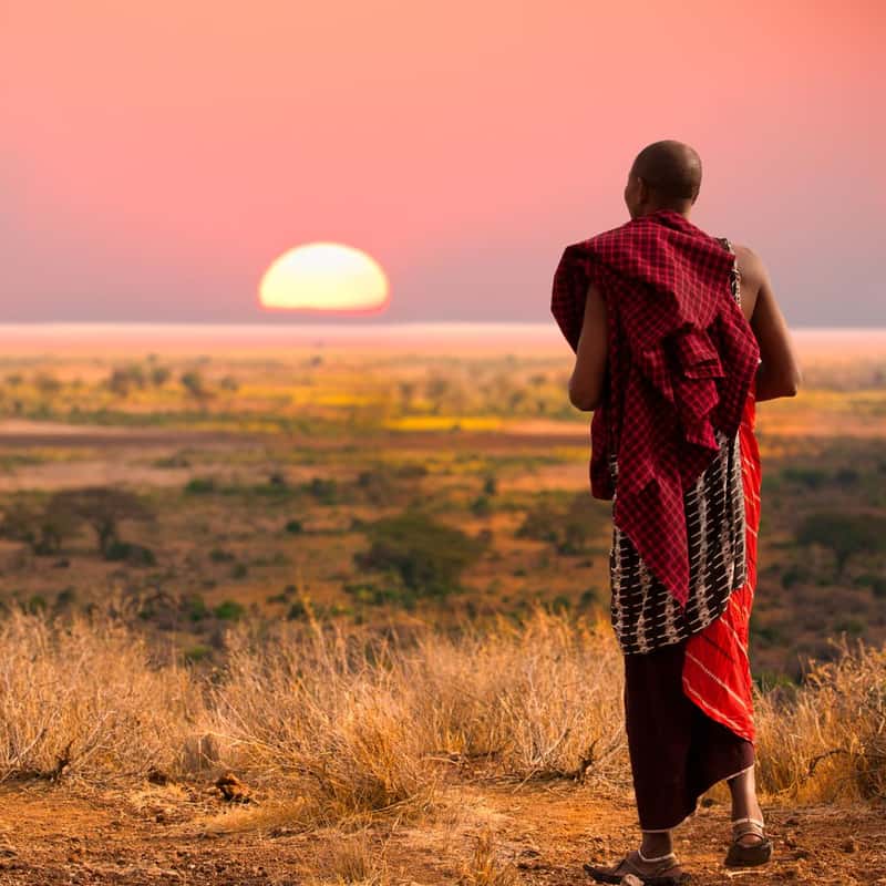 massai bei sonnenuntergang masai mara