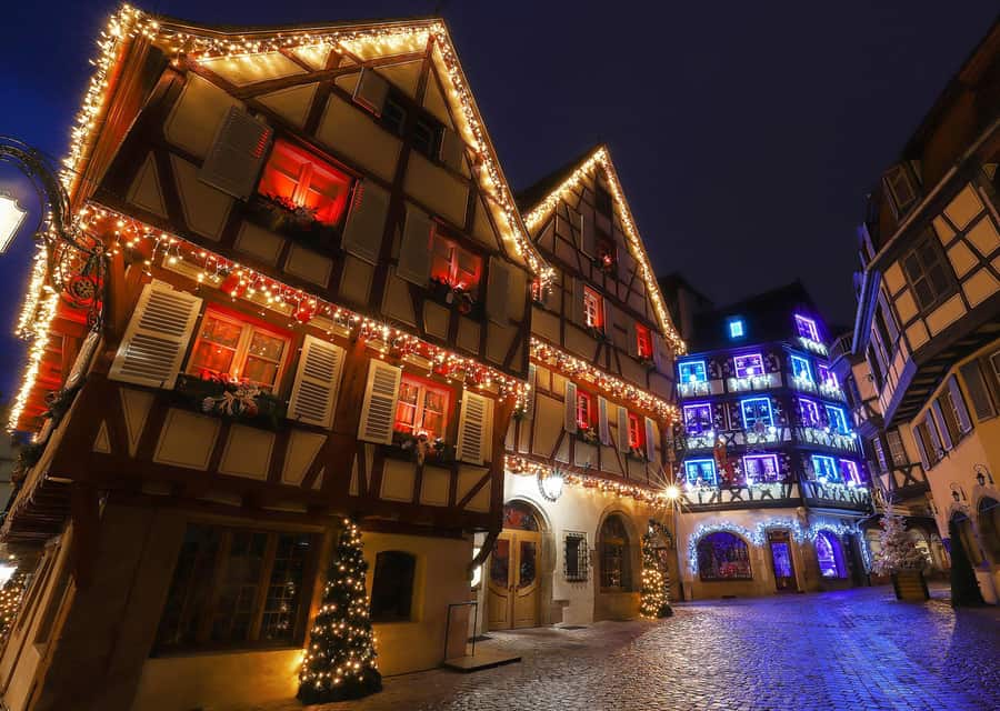 Mercado gourmet, mercado de Navidad de Colmar — casas de entramado iluminadas por Navidad