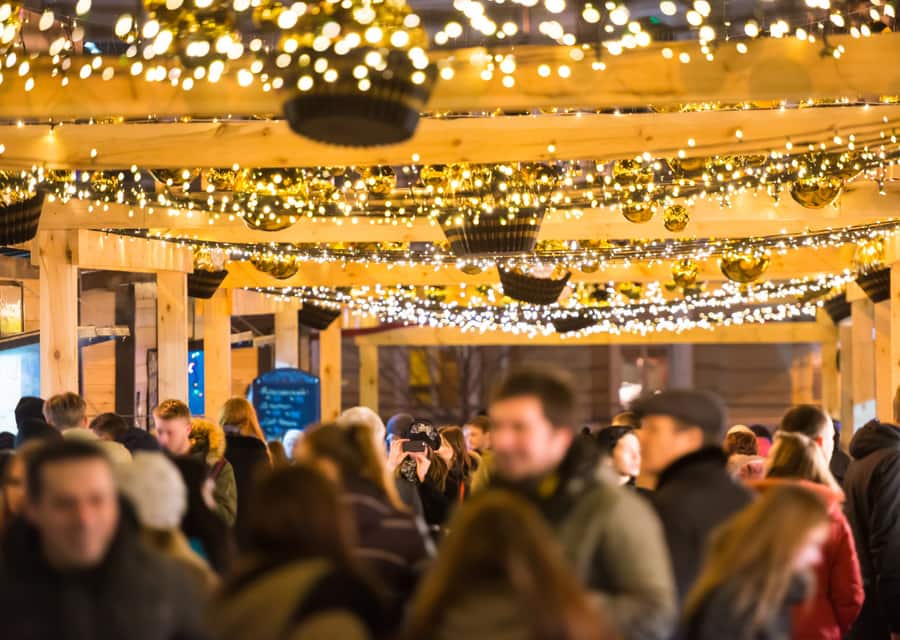 Koïfhus, mercado de Navidad de Colmar — una lonja cubierta adornada con guirnaldas