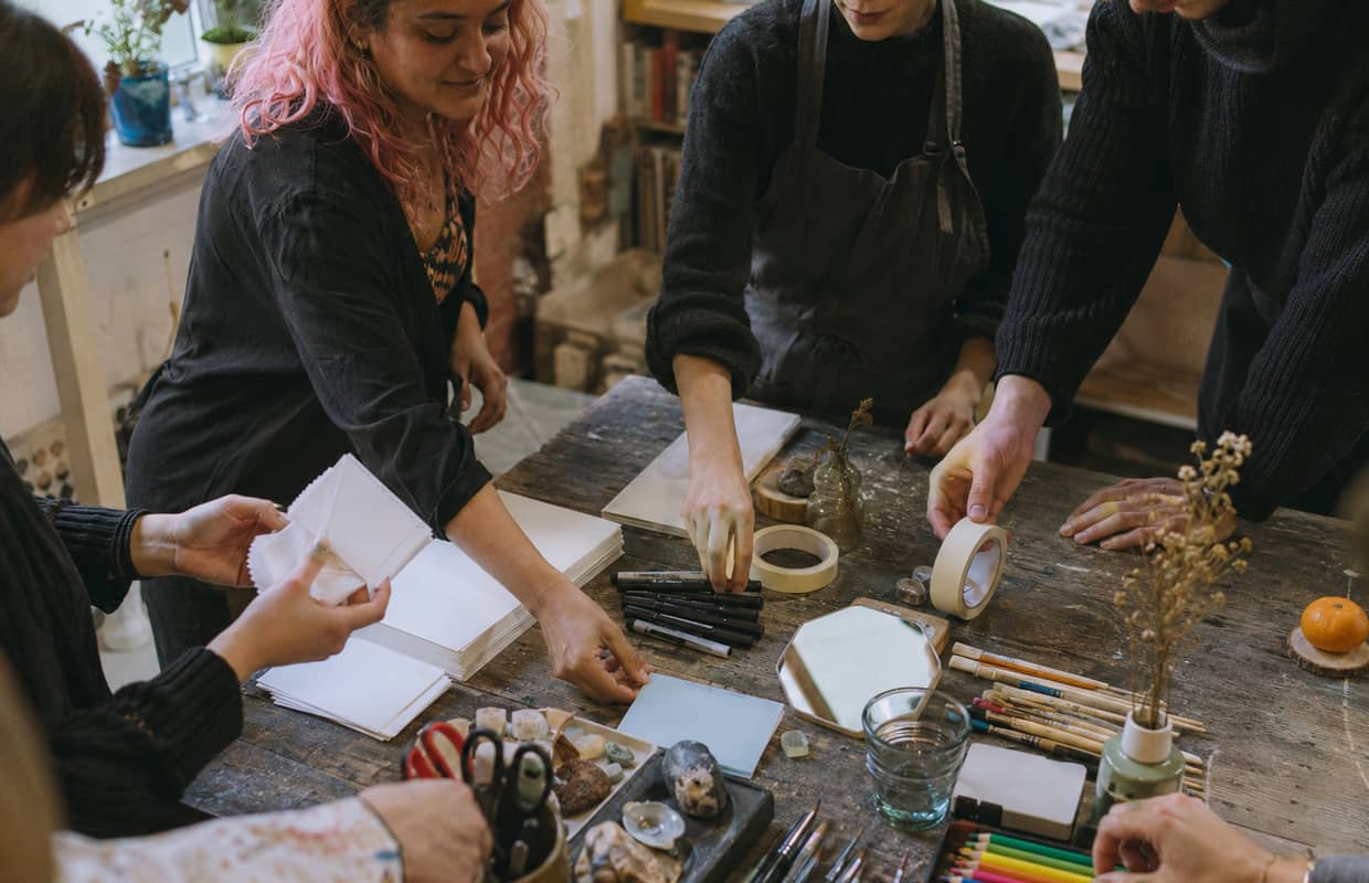 Draw Otherwise, a drawing class in Berlin for beginners with artist maansi jain (photo 2 from the GetYourGuide listing)