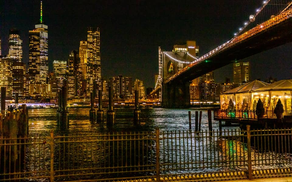 Brooklyn Bridge and the lower Manhattan skyline at night