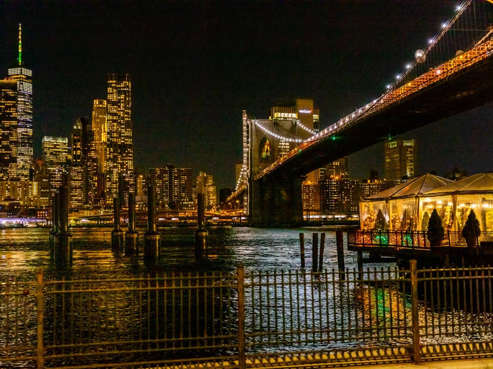 Brooklyn Bridge and the lower Manhattan skyline at night