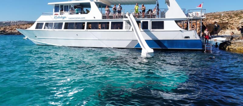Cruise boat, Comino