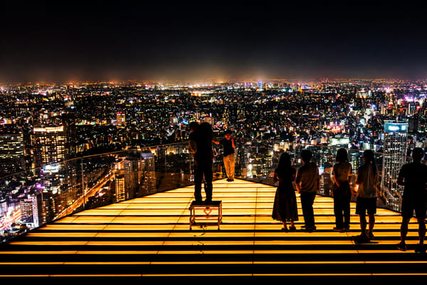 GetYourGuide: Gece Tokyo: Shibuya Sky manzarası ve Shinjuku neonları
