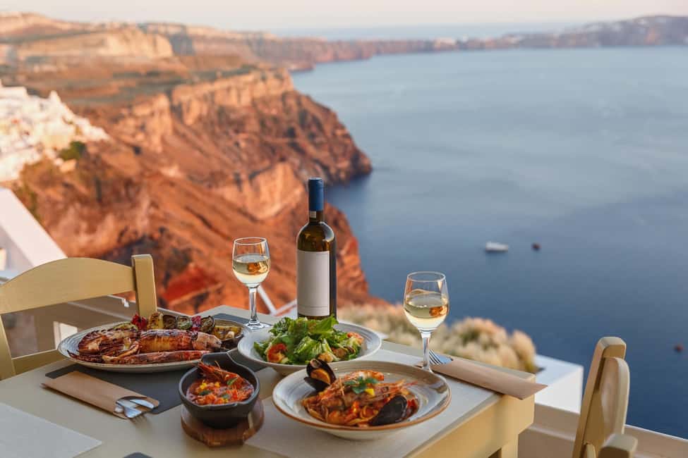 imagem n.16 de Santorini: Excursão a pé ao pôr do sol com comidas e bebidas locais atividade em Cíclades, carregada pelo fornecedor