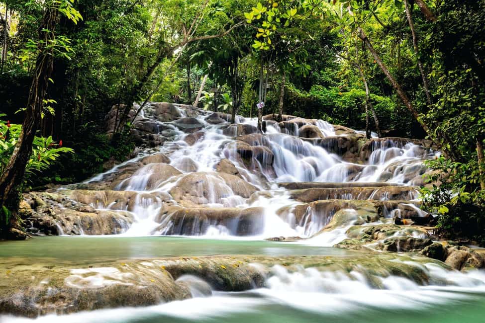 imagem n.2 de Ochos Rios: Dia inteiro em Dunn's River e Blue Hole com almoço atividade em Ocho Rios, carregada pelo fornecedor