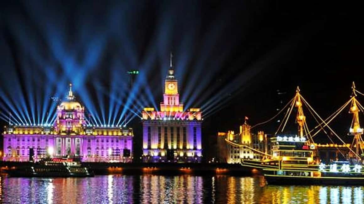 Image N°2 de Croisière nocturne sur le fleuve Shanghai : siège VIP et dîner authentique activité à Shanghaï, publiée par le prestataire
