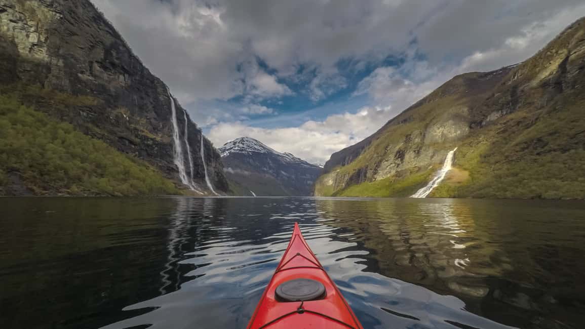 Bild Nr. 2 von Geiranger: Geführte Kajaktour im Geirangerfjord Aktivität in Møre og Romsdal, hochgeladen vom Anbieter