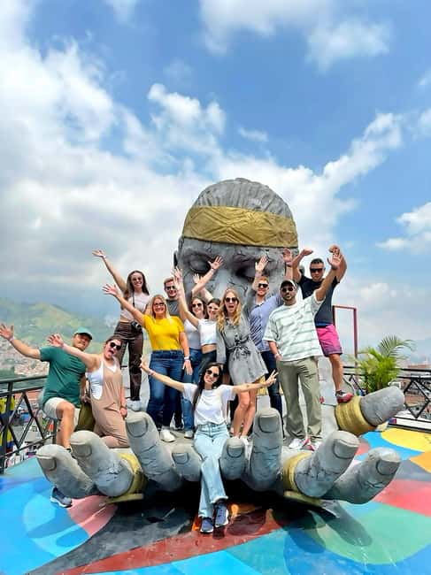 imagem n.3 de Medellín: Tour de grafite na Comuna 13 com guia local e lanches atividade em Medellín, carregada pelo fornecedor