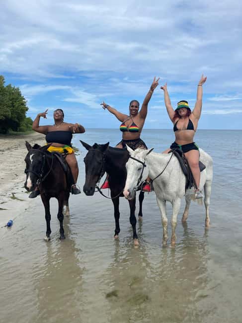 imagem n.12 de Ocho Rios: Blue Hole, White River Tubing e passeio a cavalo atividade em Jamaica, carregada pelo fornecedor