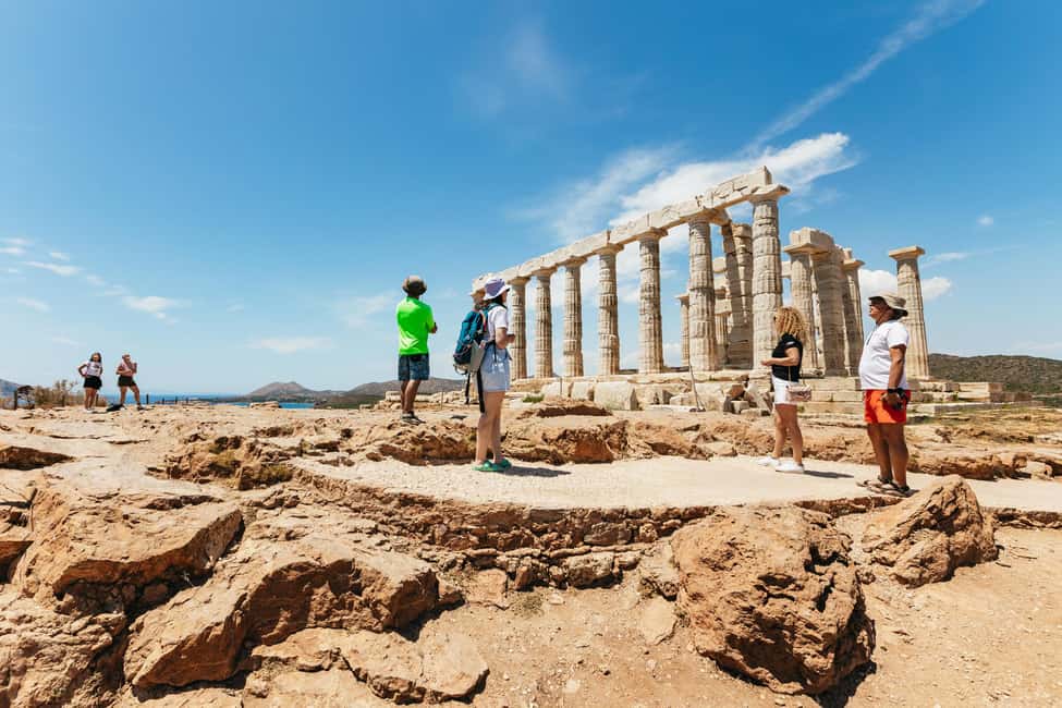 imagem n.3 de De Atenas: Passeio de caiaque guiado pelo Cabo Sounion com almoço atividade em Sunião, carregada pelo fornecedor