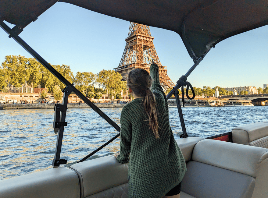 Image N°2 de Paris : Croisière privée au coucher du soleil avec apéritif et prise en charge des passagers activité à Paris, publiée par le prestataire