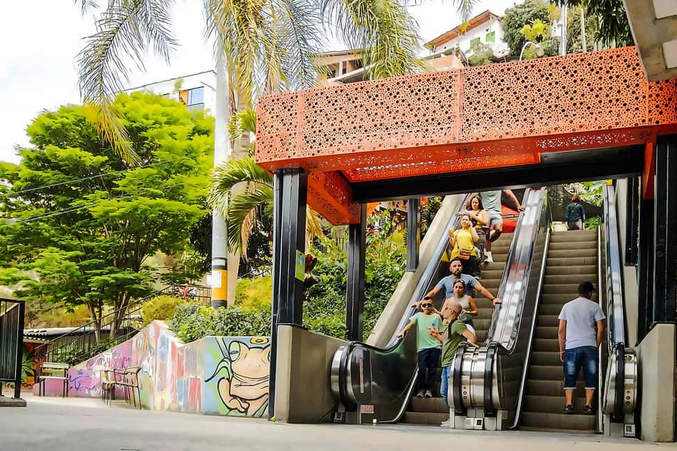 imagem n.7 de Medellín: Tour de grafite na Comuna 13 com guia local e lanches atividade em Medellín, carregada pelo fornecedor