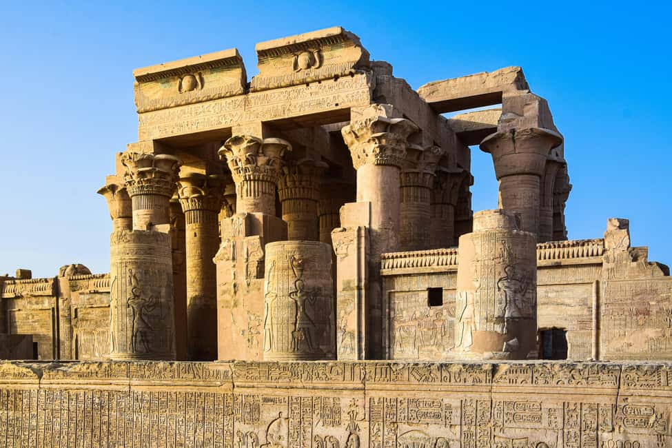 imagem n.2 de De Luxor: Excursão particular aos templos de Edfu e Kom Ombo e almoço atividade em Edfu, carregada pelo fornecedor