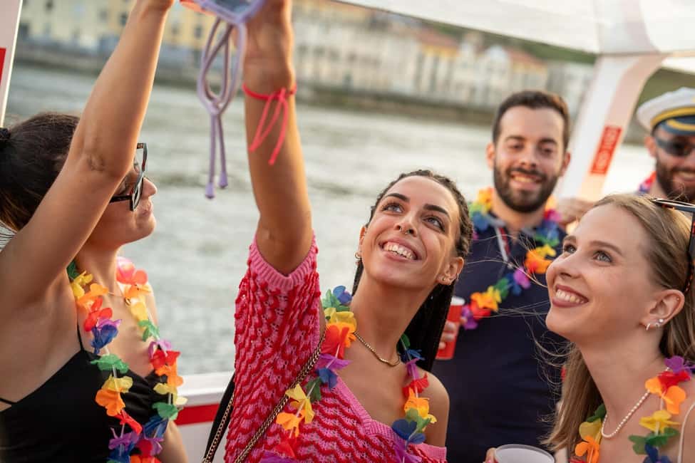imagem n.5 de Porto: Barco de festa no rio Douro com opção de pôr do sol e 6 pontes atividade em Região do Norte, Portugal, carregada pelo fornecedor