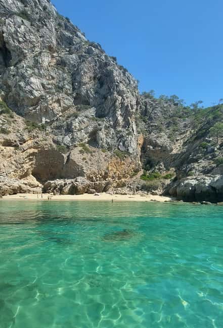 imagem n.1 de Sesimbra: Passeio de barco pelas baías e praias secretas com snorkeling atividade em Distrito de Lisboa, carregada pelo fornecedor