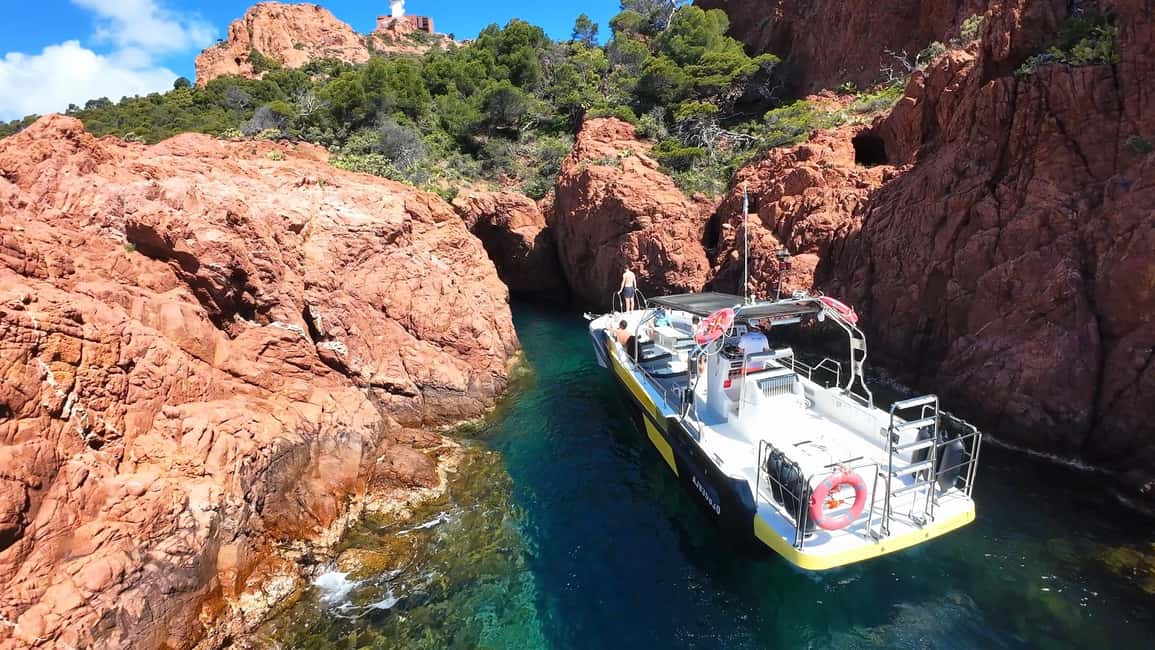 Saint-Raphaël, Var içindeki Fréjus: Esterel Calanques Turu (Konforlu Tekne) + Yüzme Mola etkinliğinin tedarikçi tarafından yüklenen 8 no'lu görseli