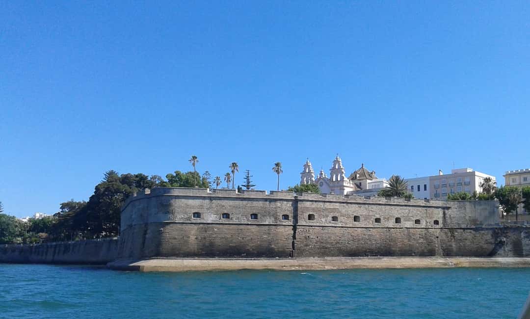 imagen n.º 4 de Cádiz: Excursión en Catamarán por la Bahía de Cádiz con Anfitrión actividad en Cádiz, subida por el proveedor