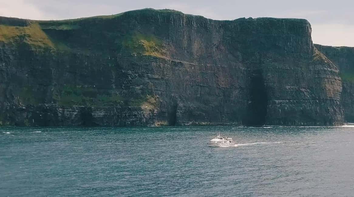 imagen n.º 2 de Desde Dublín: Galway + Crucero en barco por los Acantilados de Moher en español actividad en Galway, subida por el proveedor