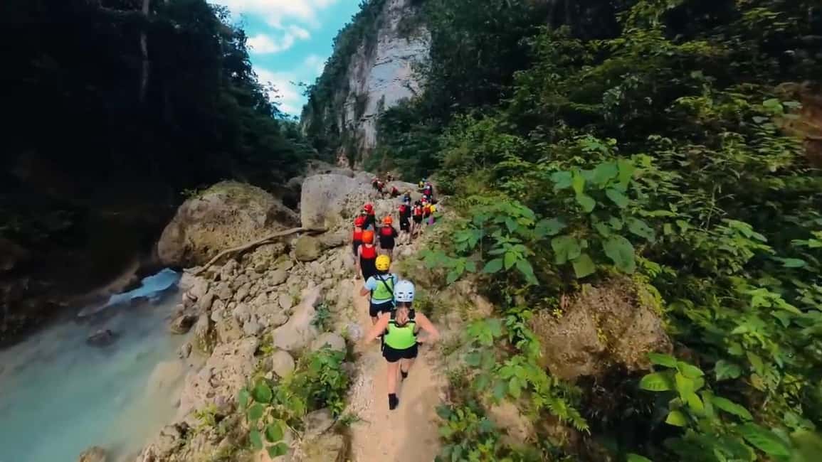 imagem n.6 de Cebu: Excursão de canyoning às cataratas de Kawasan com tirolesa atividade em Badian, carregada pelo fornecedor
