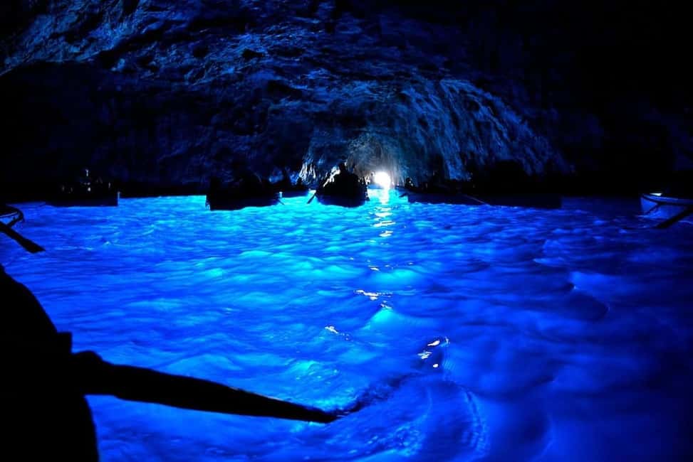 Immagine nº 5 di Capri: tour privato in barca di 3 ore con visita alla Grotta Azzurra attività a Matermania, caricata dal fornitore