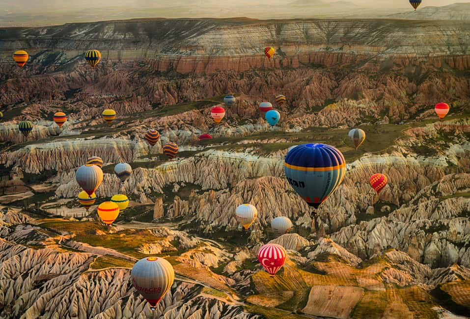 imagem n.3 de Antalya: Visita guiada de 2 dias à Capadócia com opção de hotel numa gruta atividade em Kaymakli, carregada pelo fornecedor