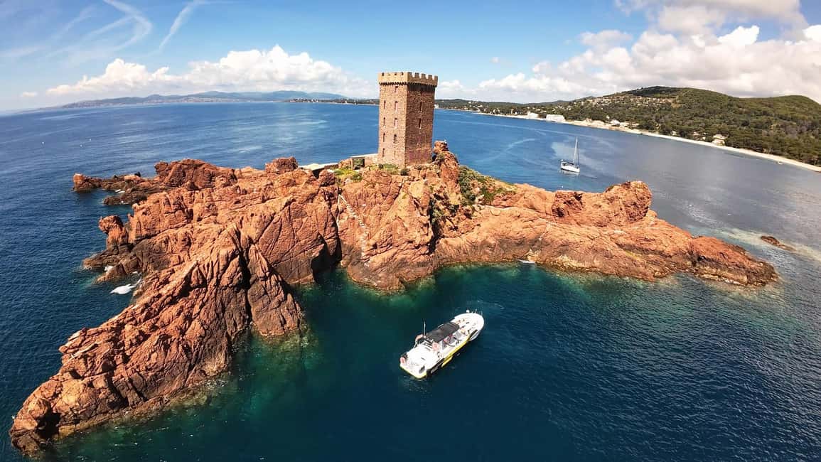 Saint-Raphaël, Var içindeki Fréjus: Esterel Calanques Turu (Konforlu Tekne) + Yüzme Mola etkinliğinin tedarikçi tarafından yüklenen 1 no'lu görseli