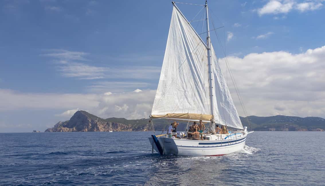 imagem n.2 de Ibiza: Veleiro particular com Open Bar Premium, comida e música atividade em Sant Josep de sa Talaia, carregada pelo fornecedor