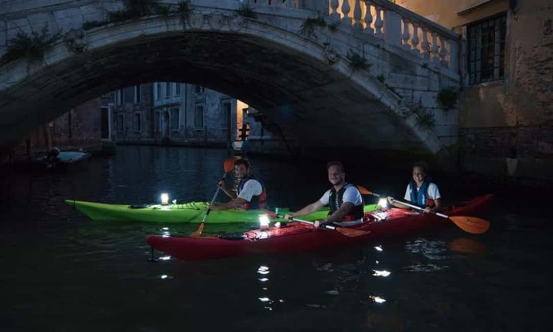 Immagine nº 6 di Venezia: Tour guidato dei canali in kayak di giorno, di notte o al tramonto attività a Venezia, caricata dal fornitore