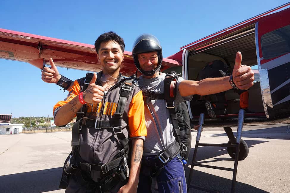 imagem n.2 de Skydive Algarve: Paraquedismo Tandem 10.000ft (até 15.000ft) atividade em Alvor, carregada pelo fornecedor