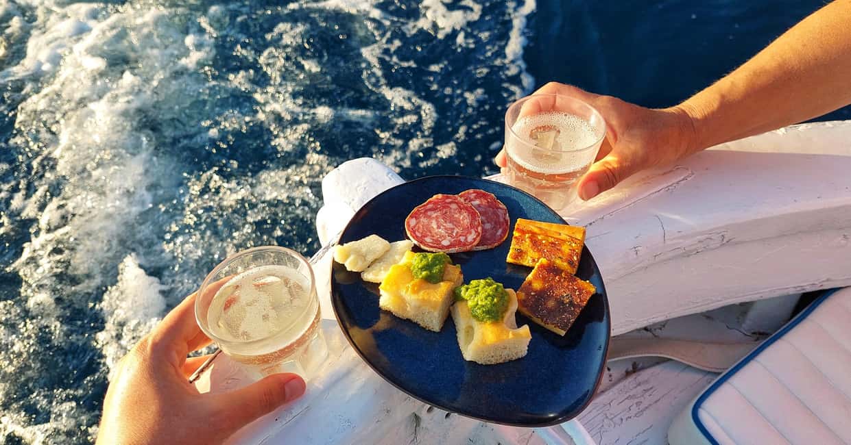 Immagine nº 10 di Tour giornaliero in barca alle Cinque Terre con tradizionale gozzo ligure attività a Vernazza, caricata dal fornitore