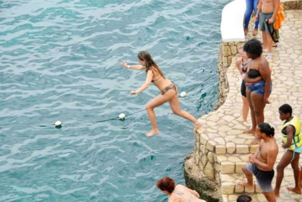 imagem n.3 de Catamarã Negril: Passeio matinal, mergulho com snorkel, DJ e Rick's Cafe atividade em Negril, carregada pelo fornecedor