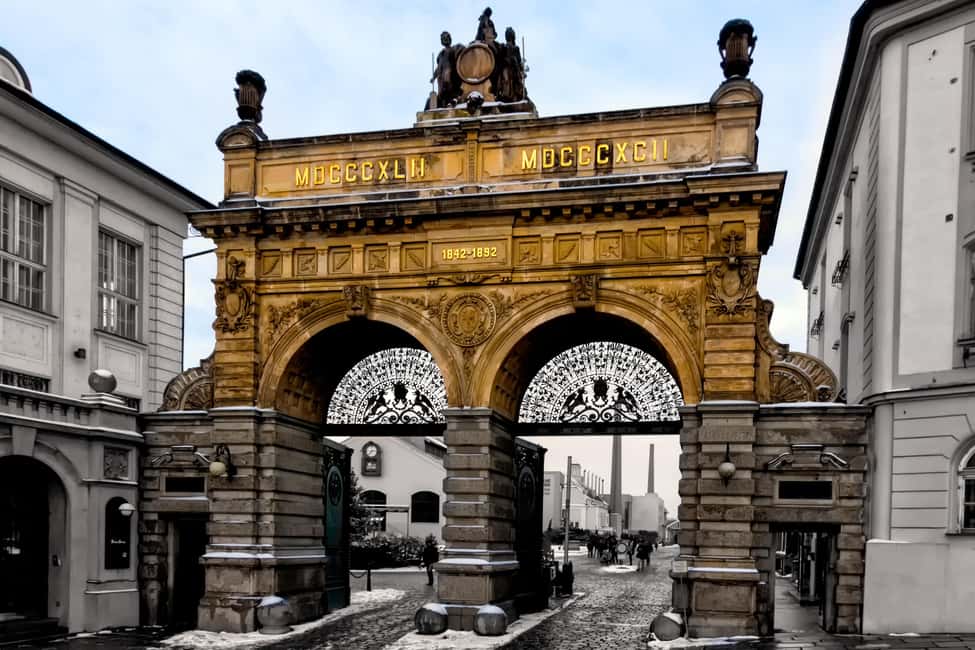Immagine nº 1 di Escursione di un giorno al birrificio Pilsner Urquell e alle vetrerie di Boemia attività a Plzeň, caricata dal fornitore