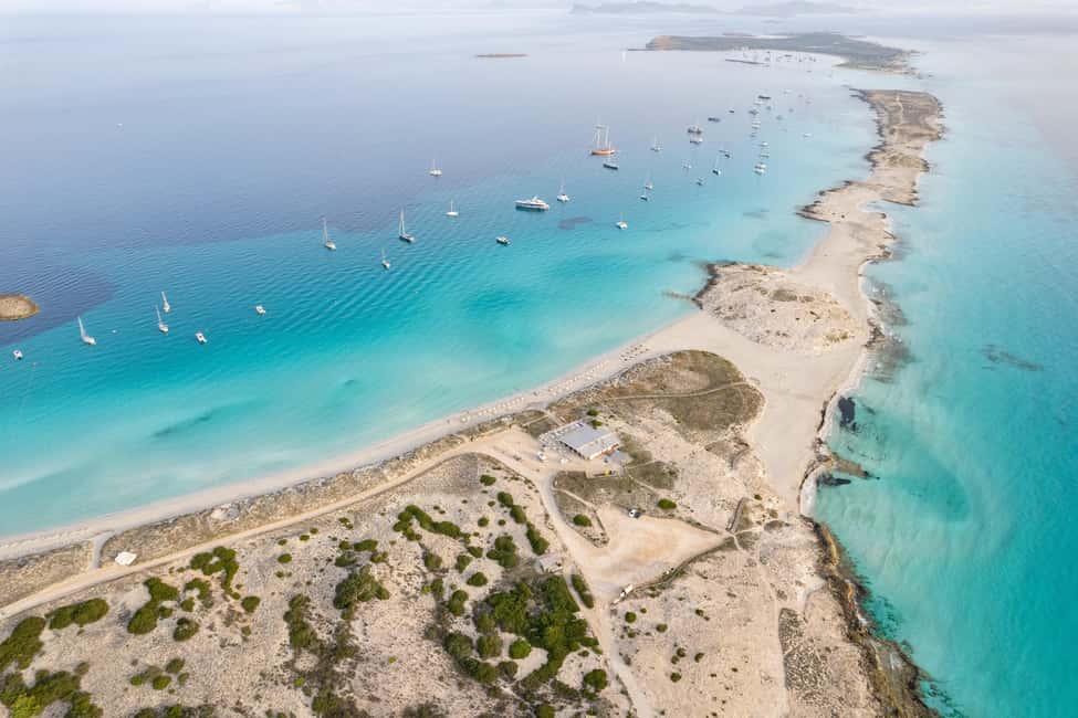 Image N°42 de Ibiza : croisière premium d'une journée à Formentera en catamaran activité à Sant Josep de sa Talaia, publiée par le prestataire