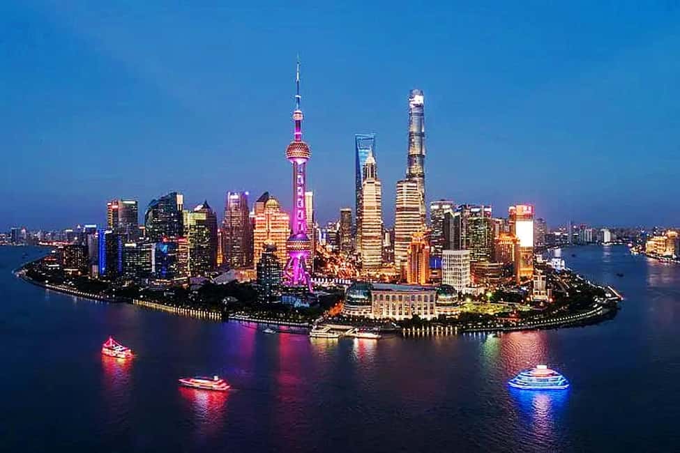 Image N°1 de Croisière nocturne sur le fleuve Shanghai : siège VIP et dîner authentique activité à Shanghaï, publiée par le prestataire