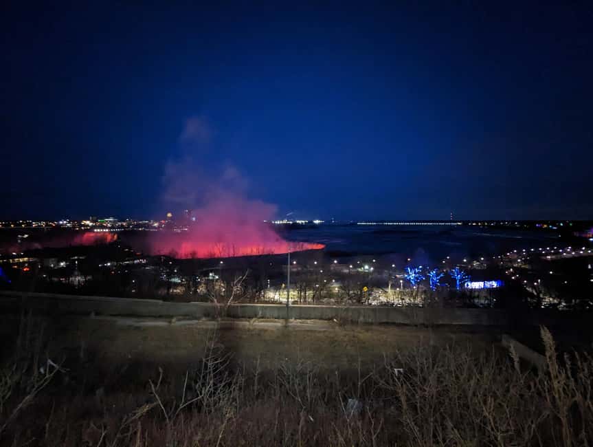 imagen n.º 5 de De Toronto a las cataratas del Niágara: Excursión nocturna con crucero y luces actividad en Niagara Falls, Nueva York, subida por el proveedor