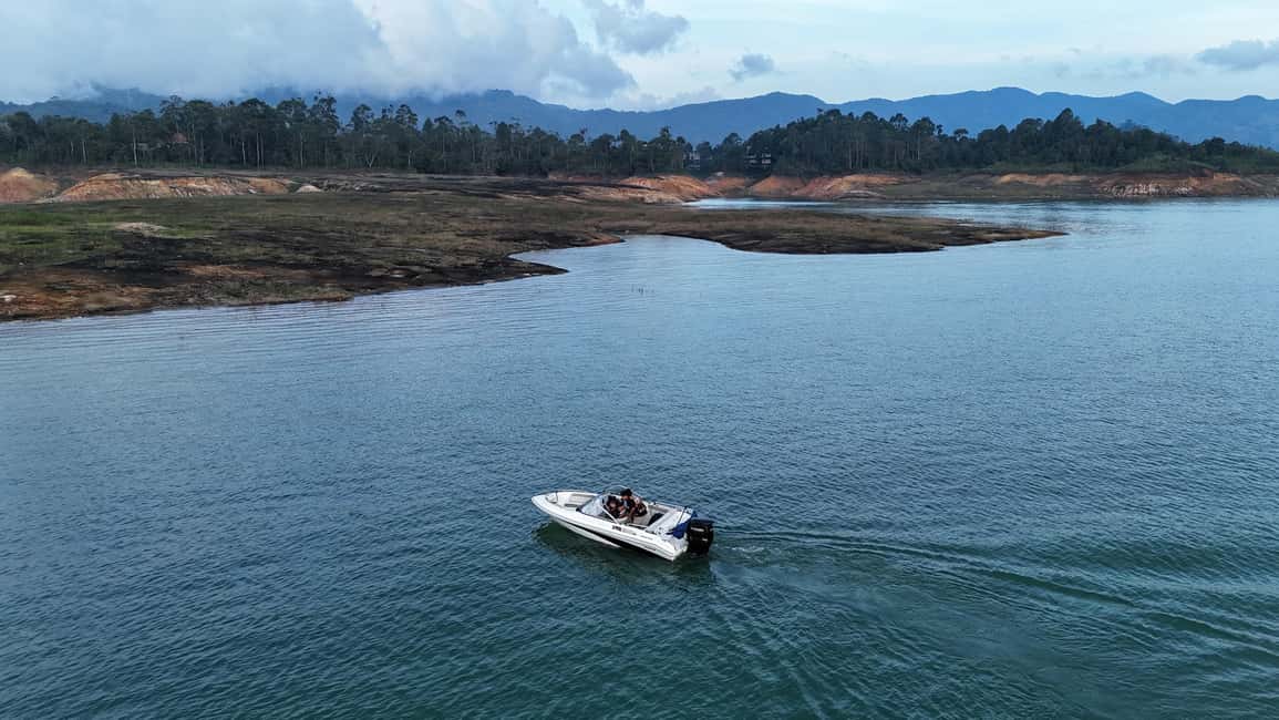 imagem n.46 de Medellín: Tour particular em Guatapé com helicóptero e passeio de barco atividade em Guatapé, carregada pelo fornecedor