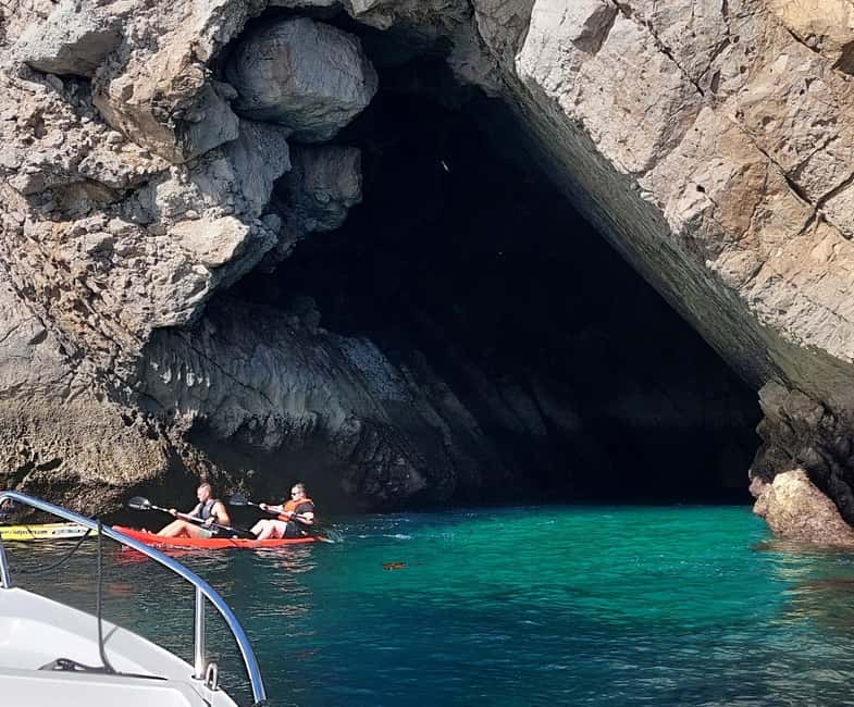 imagem n.52 de Sesimbra: Passeio de barco pelas baías e praias secretas com snorkeling atividade em Distrito de Lisboa, carregada pelo fornecedor
