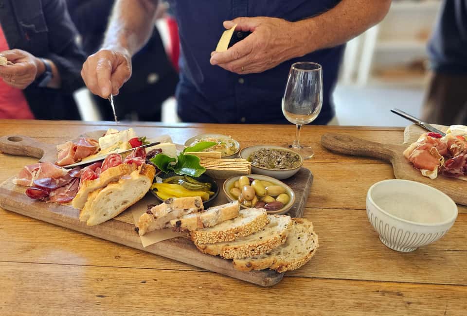 Melbourne: Boutique Phillip Island Wine, Dine & Penguin Tour