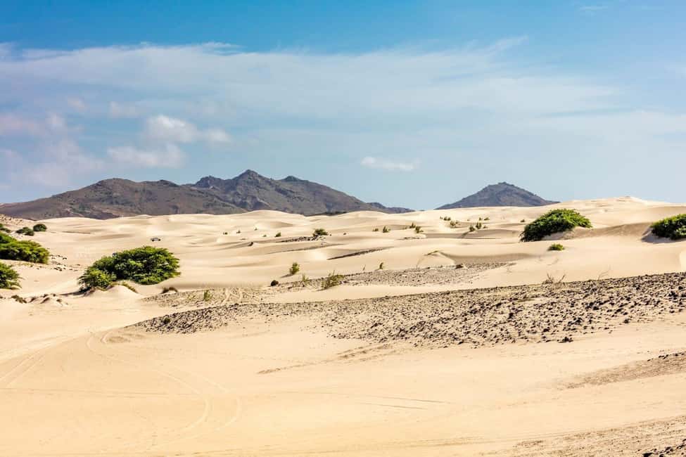 imagem n.2 de Passeio de dia inteiro de 4x4 pela ilha de Boa Vista com almoço à beira-mar atividade em Santa Maria, Cabo Verde, carregada pelo fornecedor