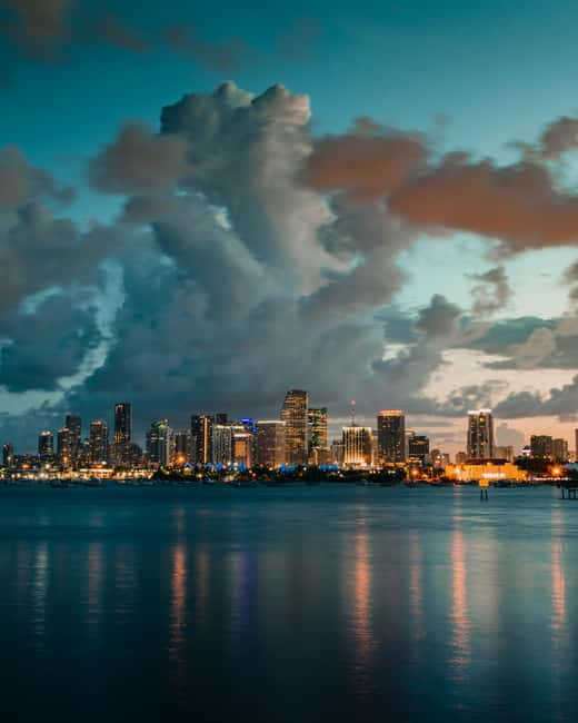 imagen n.º 25 de Miami Beach: Vuelo romántico privado al atardecer con champán actividad en Miami, subida por el proveedor