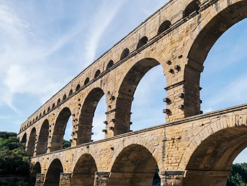 imagem n.3 de Avignon: excursão de meio dia à Pont du Gard, Saint Remy e Les Baux atividade em Nimes, carregada pelo fornecedor