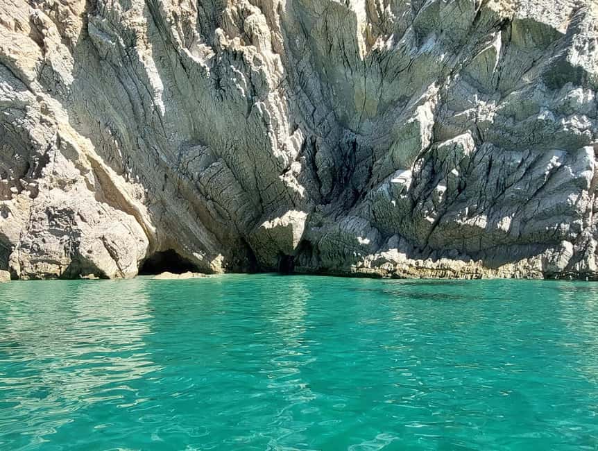 imagem n.48 de Sesimbra: Passeio de barco pelas baías e praias secretas com snorkeling atividade em Distrito de Lisboa, carregada pelo fornecedor