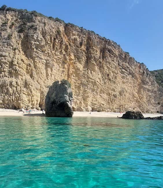 imagem n.2 de Sesimbra: Passeio de barco pelas baías e praias secretas com snorkeling atividade em Distrito de Lisboa, carregada pelo fornecedor